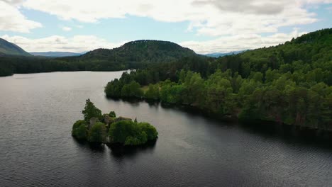 El-Corazón-De-Aviemore:-Sobrevolando-El-Lago-An-Eilein-Y-Las-Ruinas-Del-Castillo:-La-Serenidad-De-Las-Tierras-Altas-De-Escocia