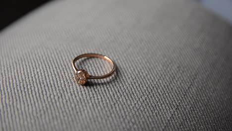 primer plano del anillo de compromiso