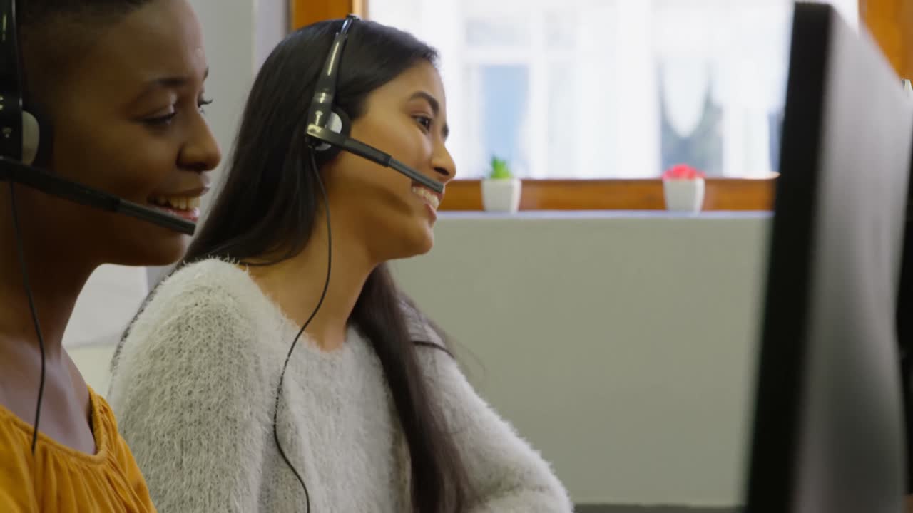ejecutivos de negocios trabajando con auriculares en el escritorio 4k
