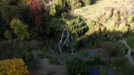 Cascade-Des-Tufs-In-Der-Nähe-Von-Baume-Les-Messieurs-Im-Jura,-Burgund-Franche-Comté,-Französische-Landschaft,-Aufgenommen-Mit-Einer-Drohne-An-Einem-Herbstmorgen