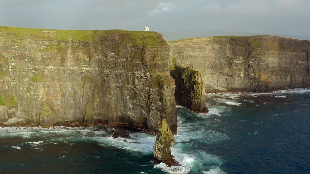 impresionante panorámica aérea de los acantilados de moher mostrando la torre de o'brien y la famosa pila de mar