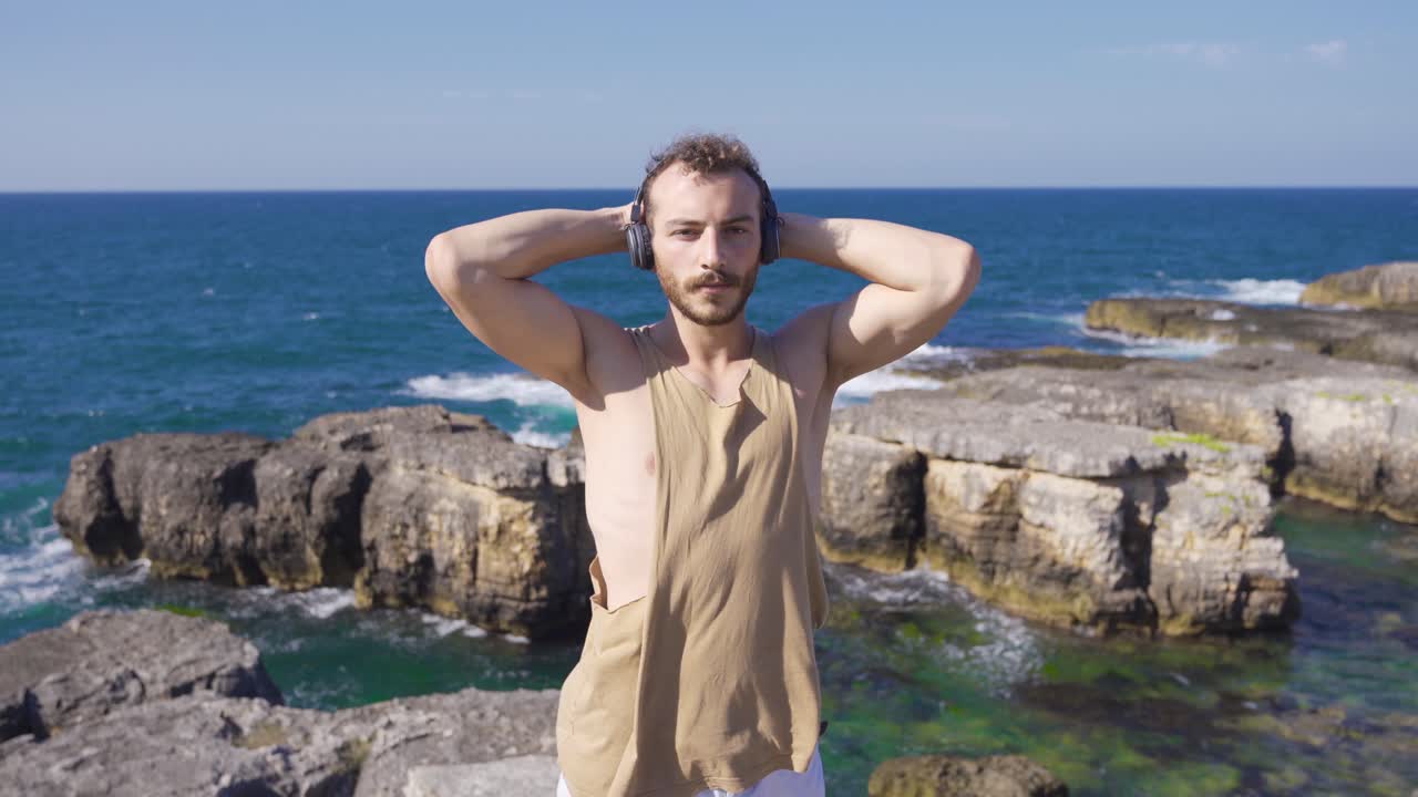 un joven haciendo deportes.
