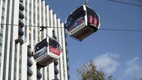 seilbahnen über modernen wohngebäuden in london