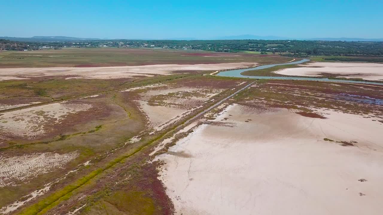 vista aérea de marismas en la costa de cádiz en españa