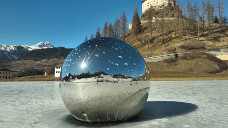 bola de amarre de arte moderno con en el fondo el histórico schloss tarasp en un día de invierno