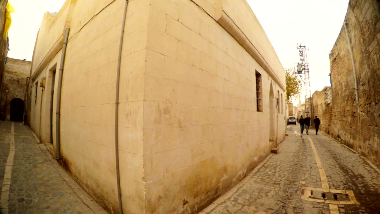 panorama cruce circular en estrechas calles antiguas de piedra urfa