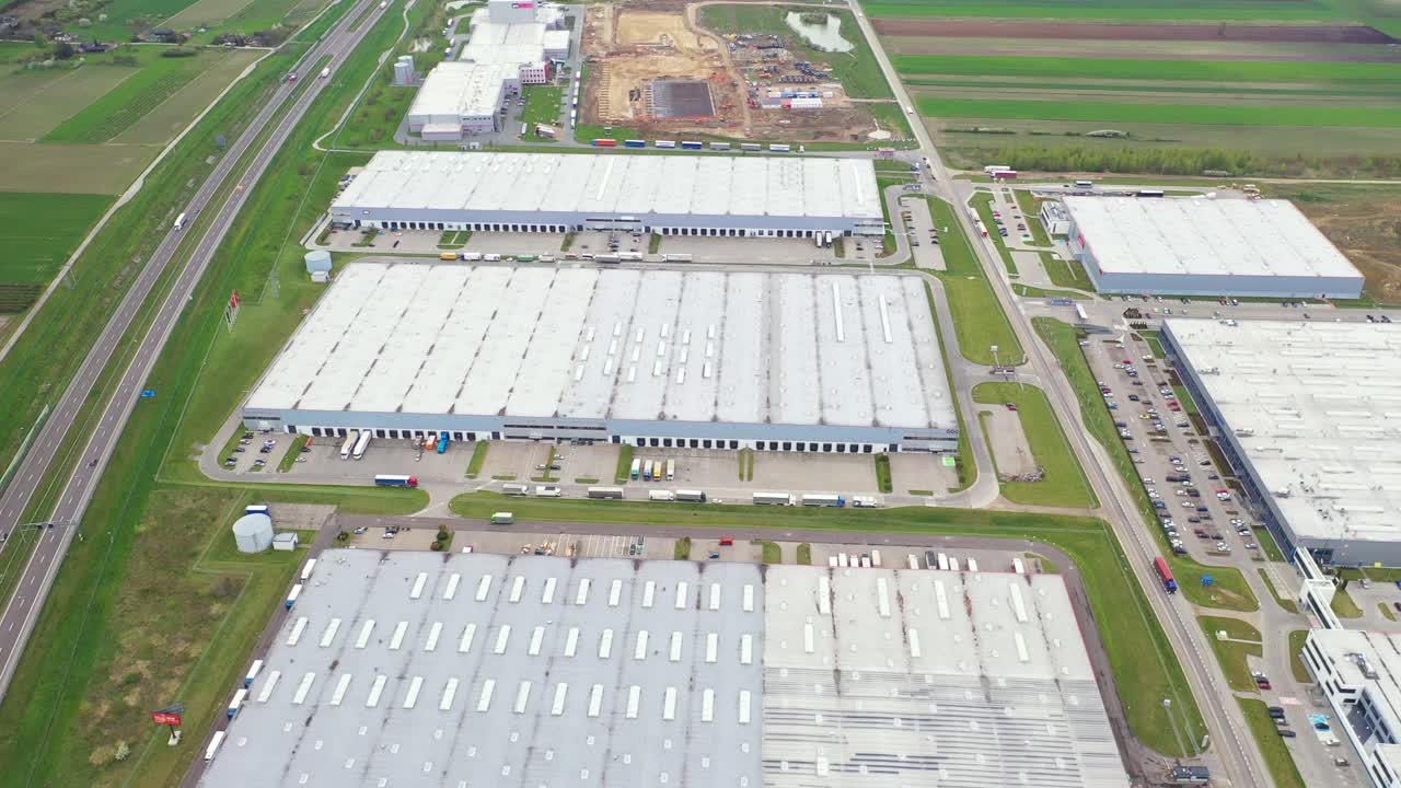 Vista aerea di un magazzino merci