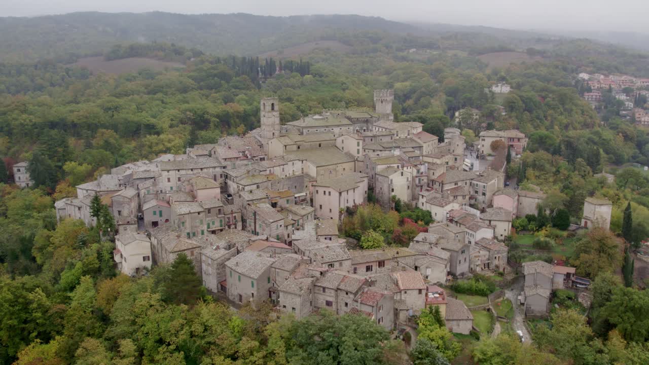 Vista aerea di un borgo toscano con chiesa romana ed edifici storici, Italia