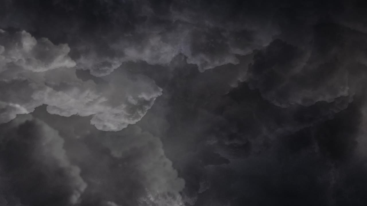 번개가 여러 번 치는 어두운 하늘의 4k 먹구름