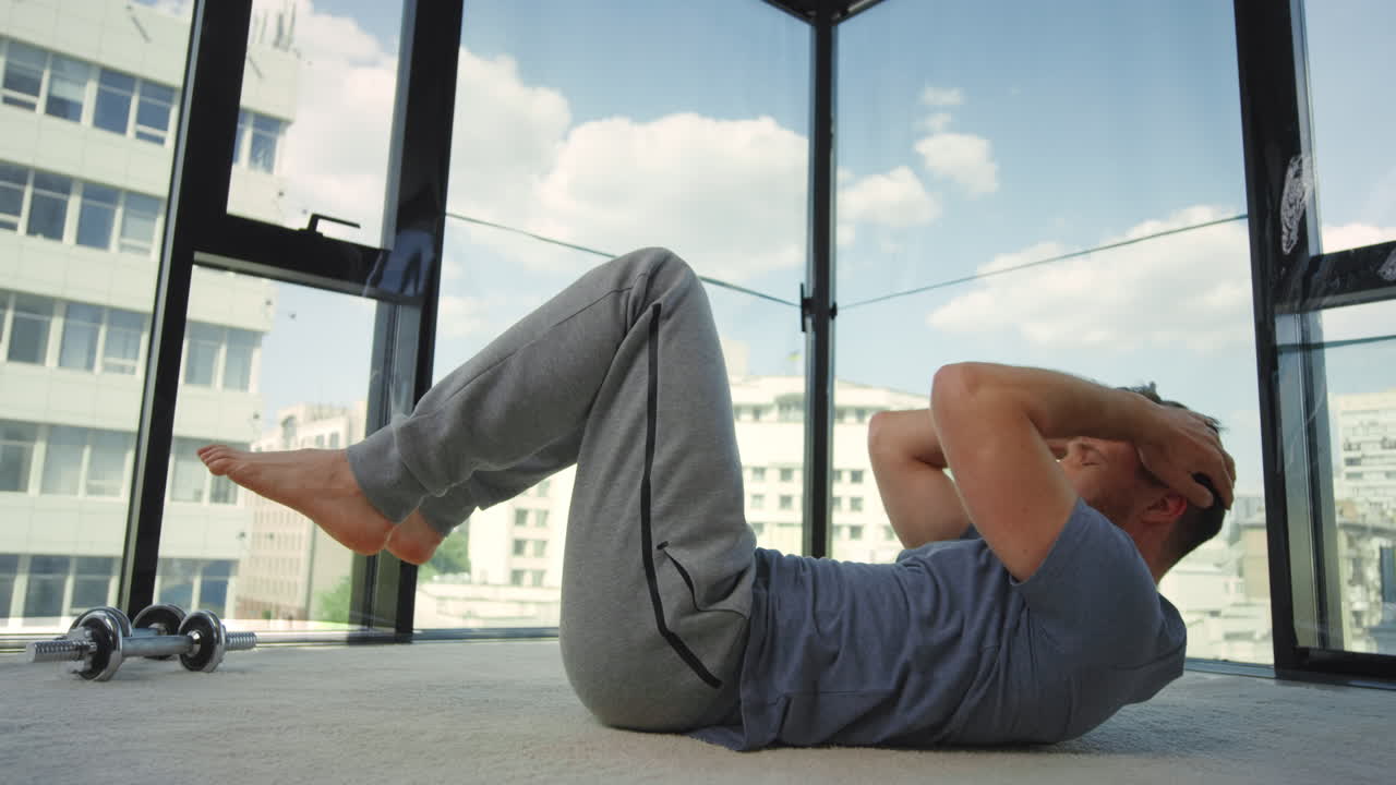 집에서 스포츠를 하는 운동선수.