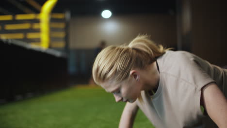 Mujer-De-Fitness-Estricta-Haciendo-Flexiones-En-El-Gimnasio.-Chica-En-Forma-Haciendo-Ejercicio-En-El-Club-Deportivo