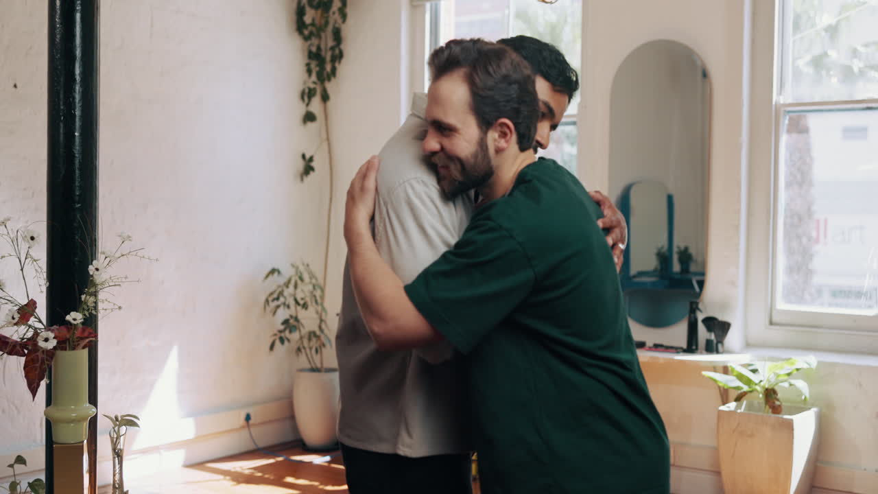 Due uomini che si salutano con una stretta di mano e un abbraccio