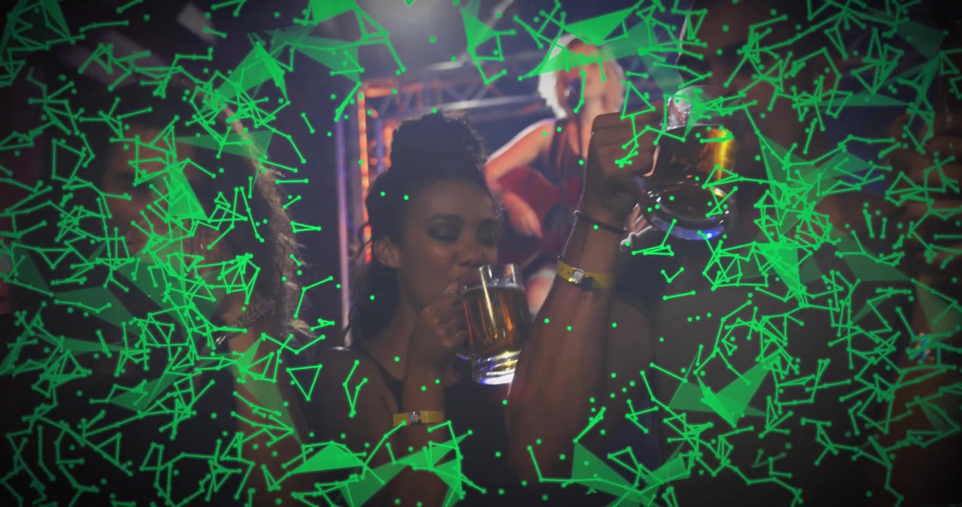 Animazione di una rete di connessioni su un gruppo di amici diversi che si godono i loro drink a un concerto.