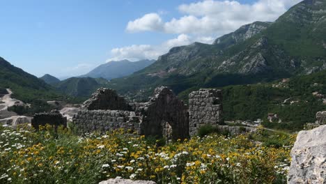 antigua fortaleza y ruinas rodeadas de flores y montañas, sur de europa