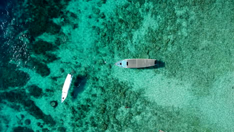 Toma-De-Drones-De-2-Barcos-En-Agua-Azul-Clara