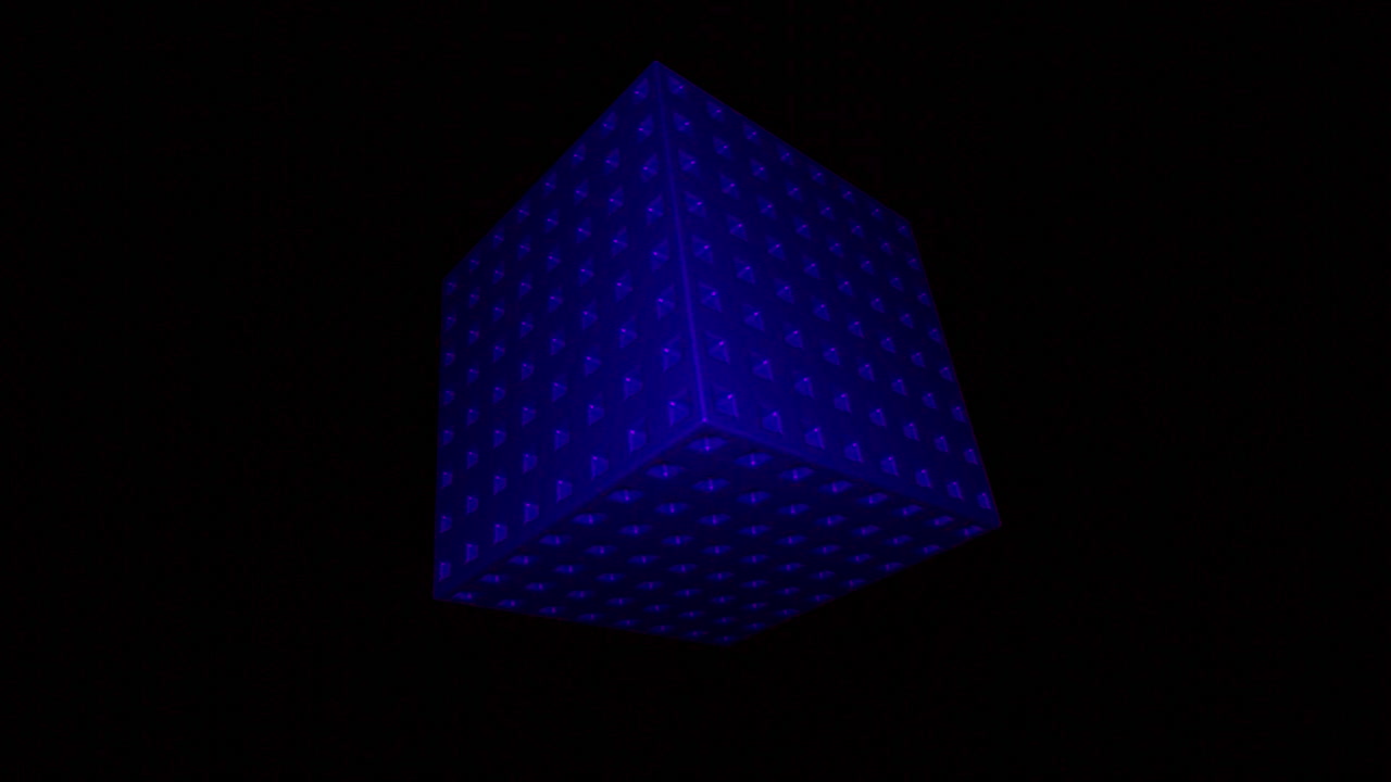 cubo geométrico brillante de color púrpura