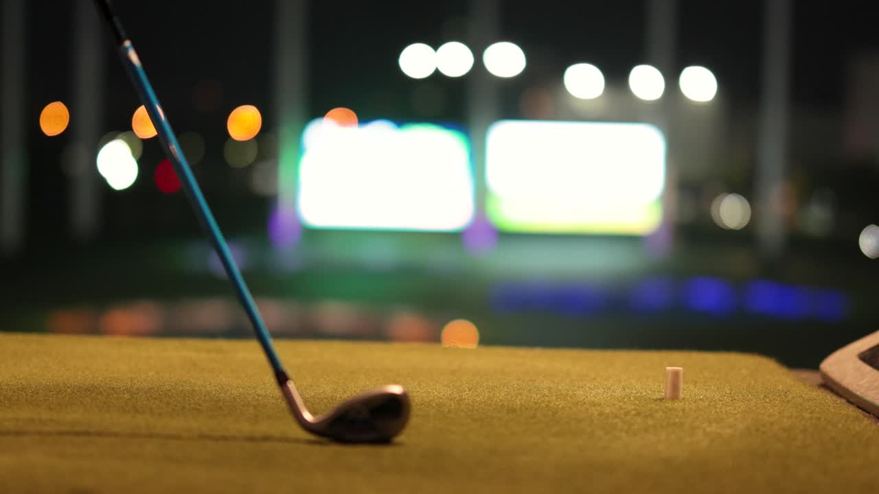 Mazza da golf che colpisce la palla al campo pratica
