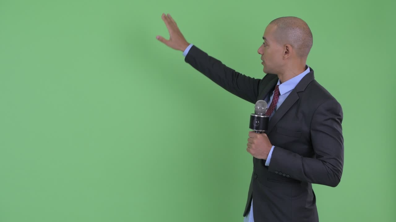 feliz guapo calvo empresario multiétnico como locutor de noticias