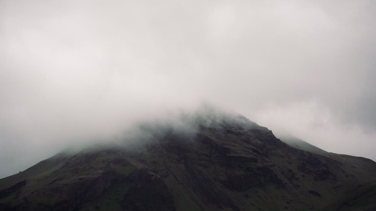 timelapses de locas nubes en movimiento en islandia