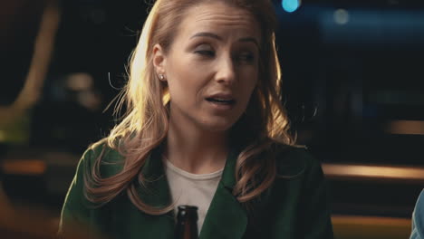 Portrait-Of-Blonde-Woman-Talking-With-Friends-In-A-Pub