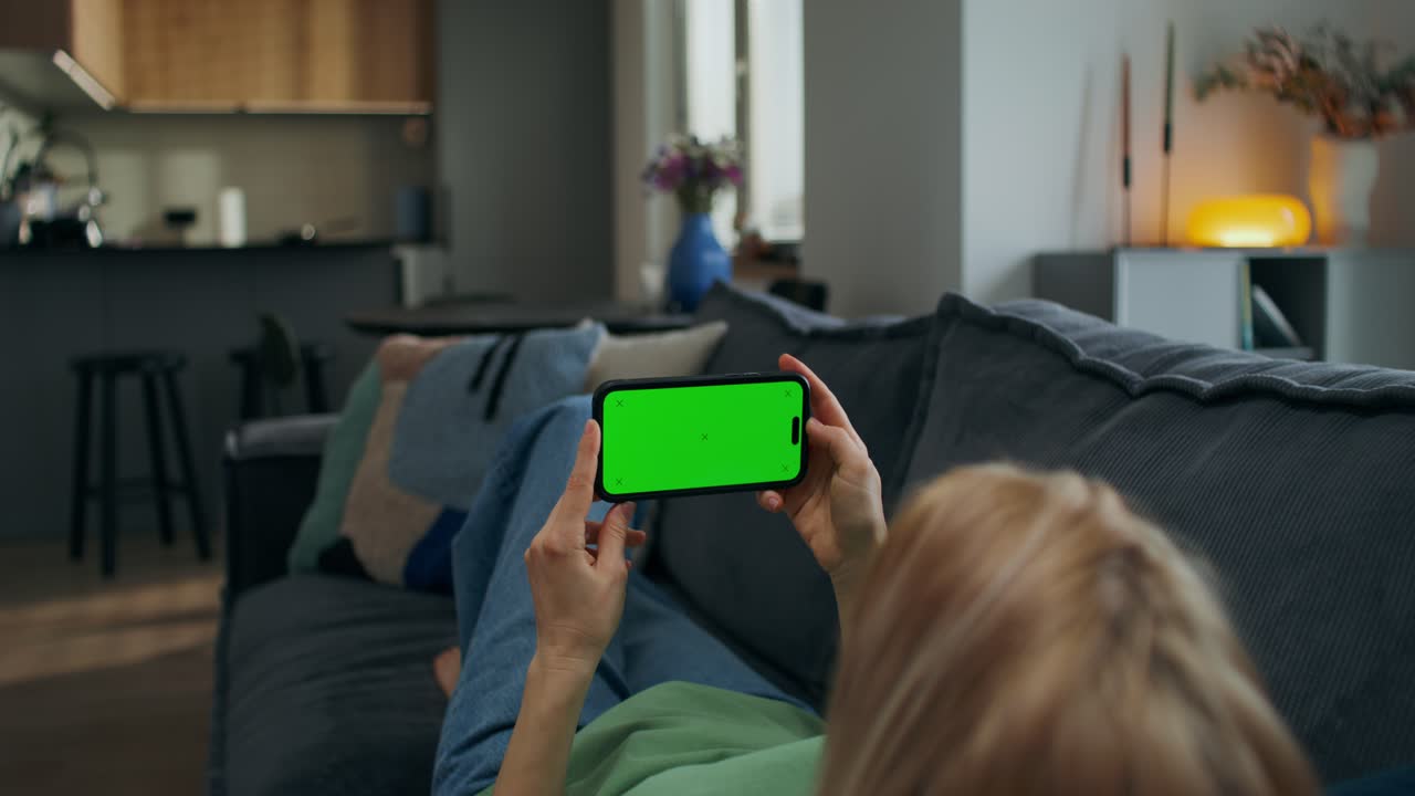 여자 는 드폰 에서 녹색 스크린 을 보고 있다