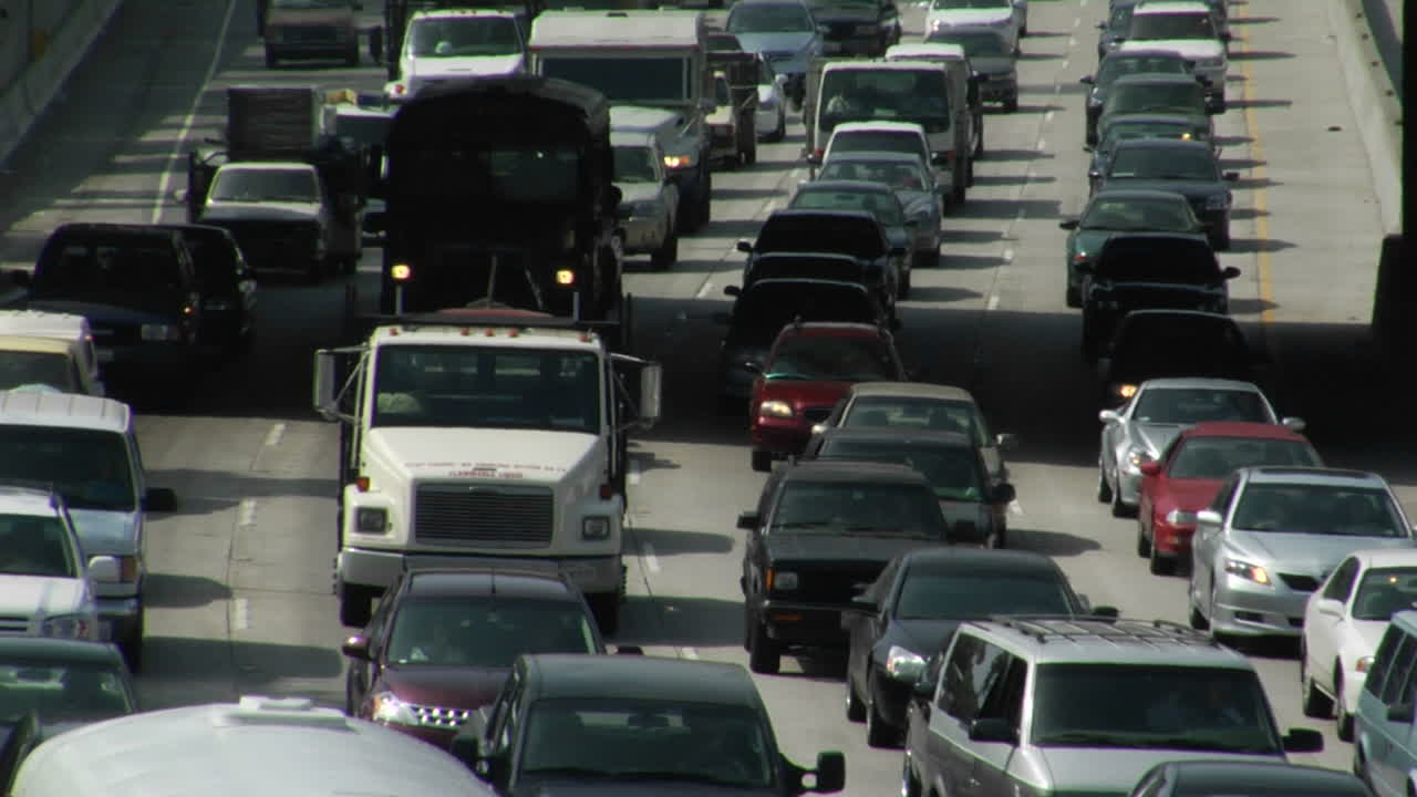 교통량은 로스앤젤레스 9의 바쁜 고속도로를 따라 천천히 움직입니다.