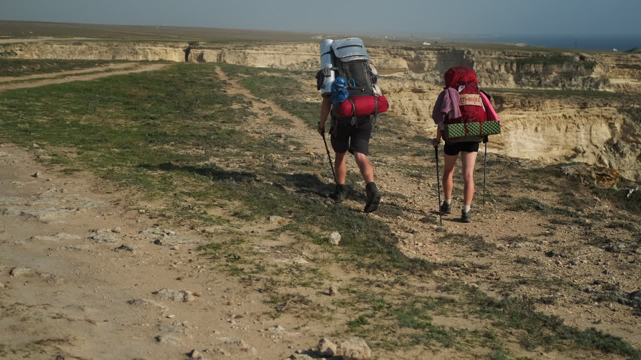 해안 경로 에서 산책 하는 사람 들