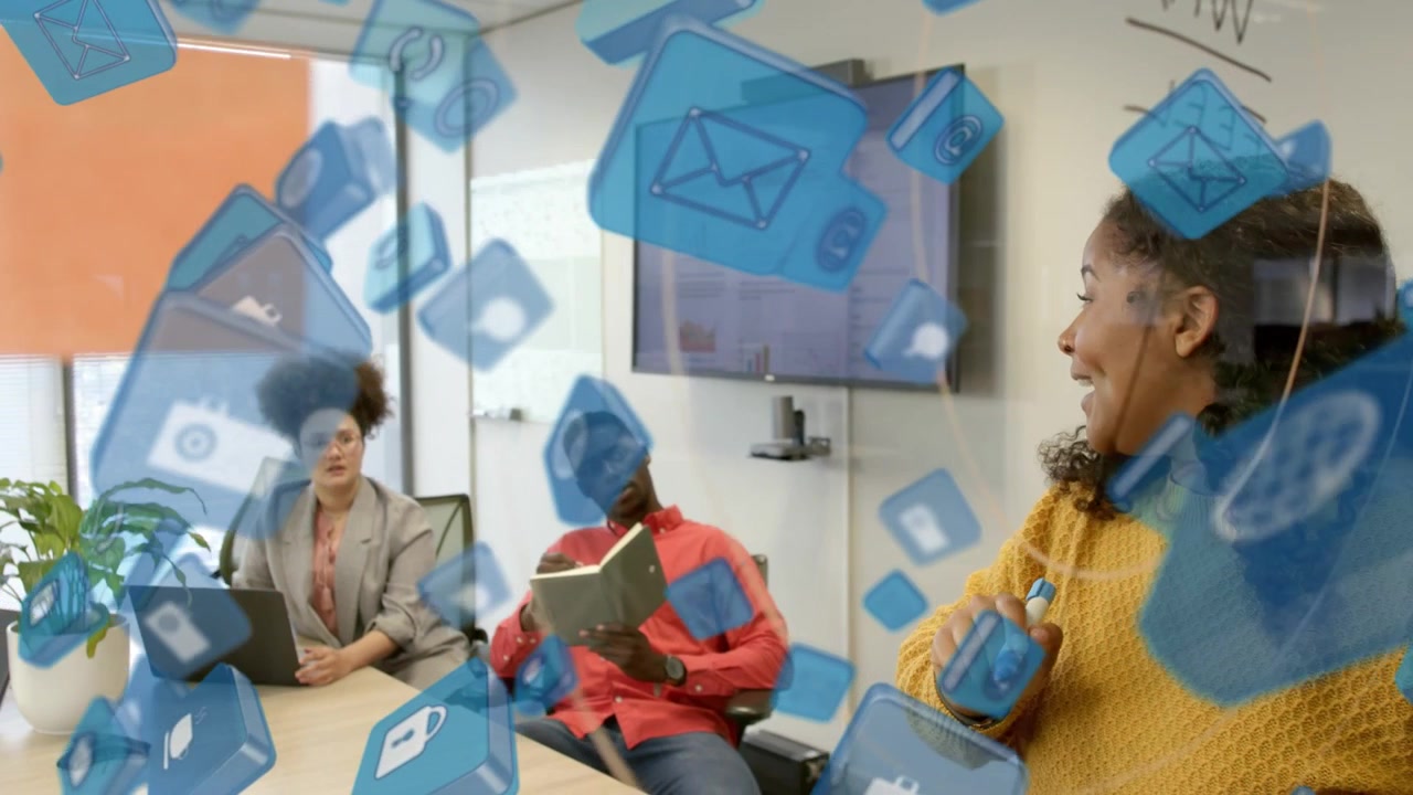 Donna che reagisce all'apparizione di app blu, toccando le icone con un telecomando, mentre presenta un'attività ai colleghi che prendono appunti.