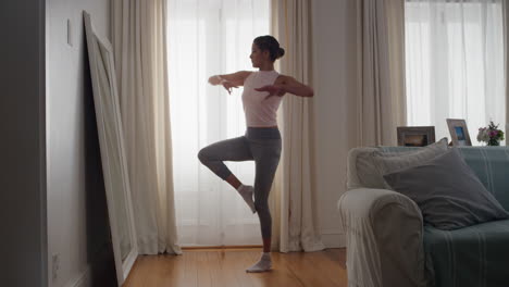 bailarina adolescente practicando movimientos de baile en el espejo bailando una coreografía de hip hop en casa 4k