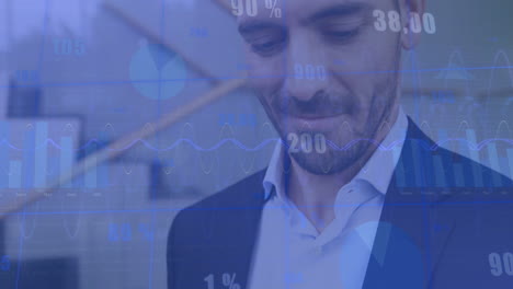 animación del procesamiento de datos financieros sobre empresario caucásico usando teléfono inteligente en la oficina.
