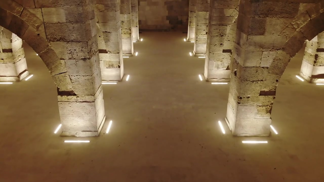 Vista Aérea de Antiga Cisterna de Pedra com Iluminação de Chão Moderna