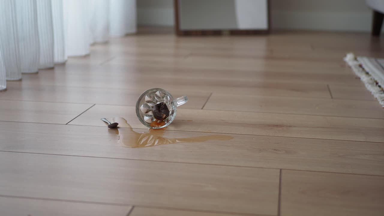 바닥에 커피를 흘렸어