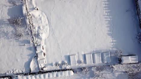 vuelo de drones sobre la ciudad en polonia durante el día soleado de invierno