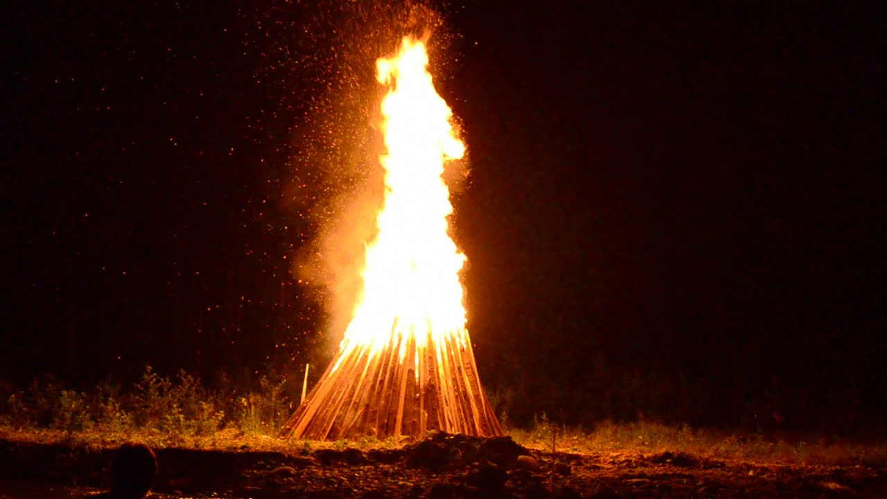 Scintille di un fuoco nel cielo notturno. Fuoco per la festa di Ivan Kupala, luglio, estate, Ucraina