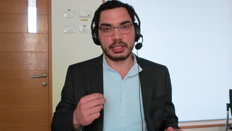 Customer Support Agent Explaining a Solution
