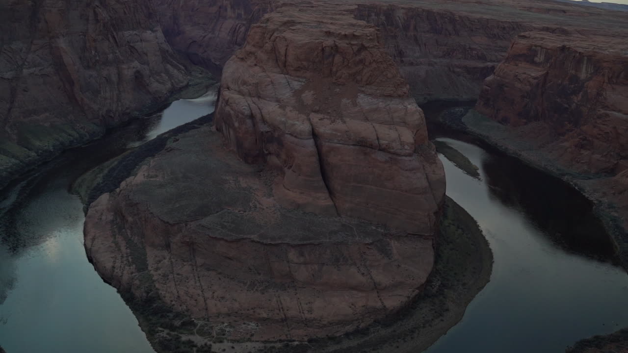 изгиб подковы во время заката в штате аризона