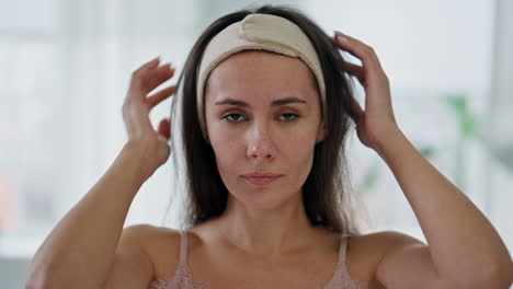 Mujer-Somnolienta-Bostezando-Retrato-Del-Baño-De-La-Mañana.-Dama-Despierta-Examinando-La-Cara-Pov