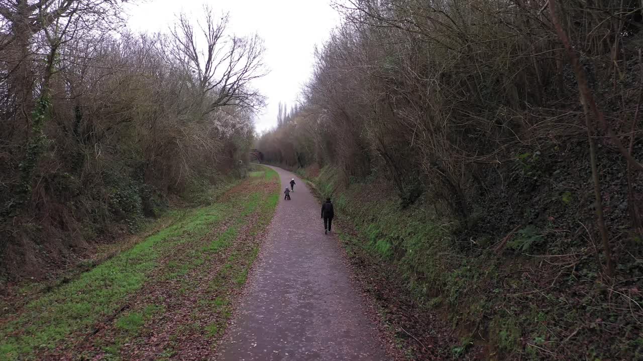 노르망디의 그린웨이에서 자전거를 타고 아이들을 따라가는 여성
