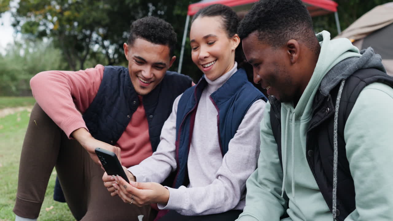amigos de camping en la naturaleza, teléfono