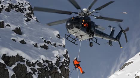 operación de helicóptero de rescate en montaña