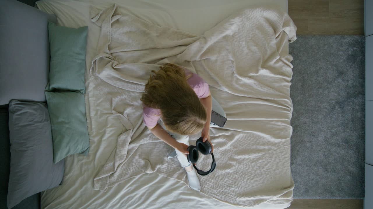 mujer escuchando música en la cama