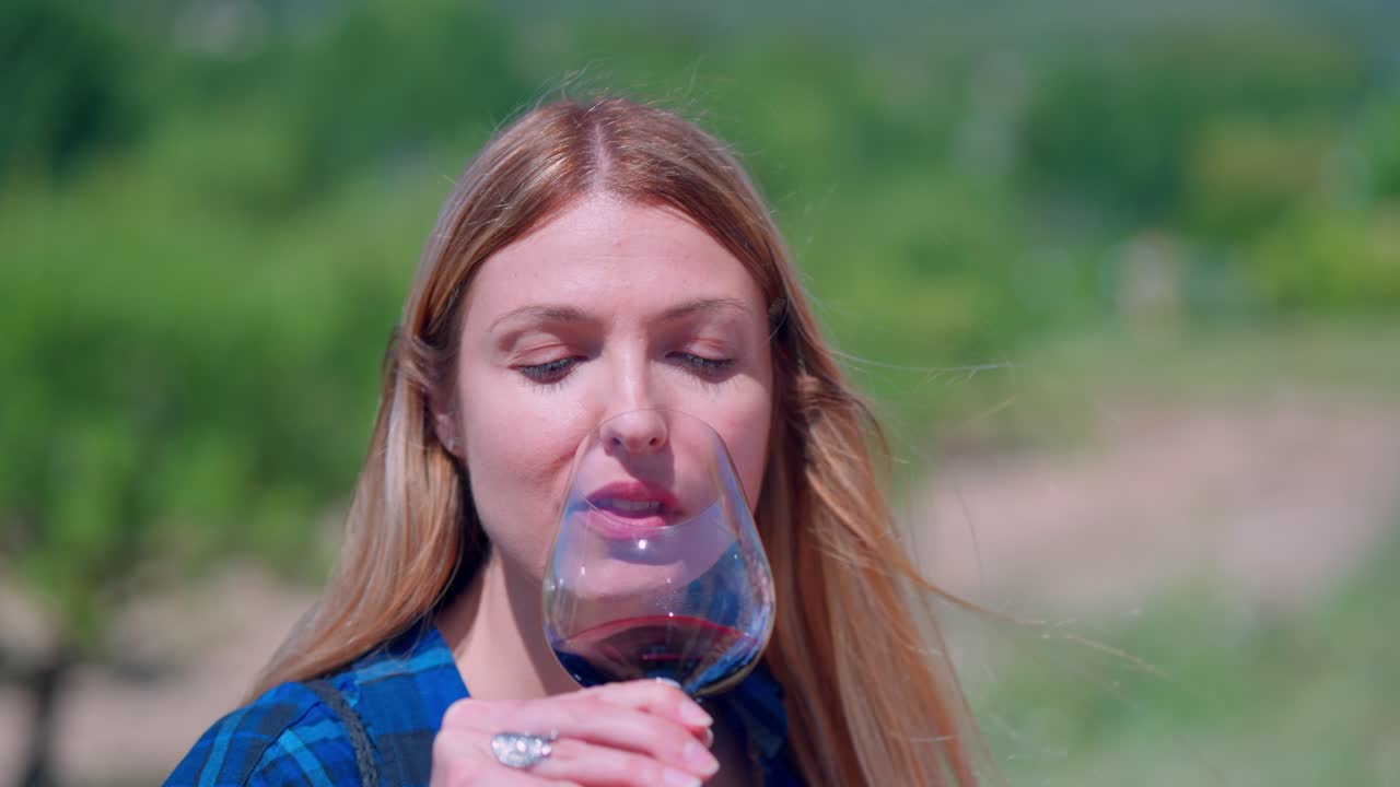 젊은 금발 와이너리에서 와인 맛