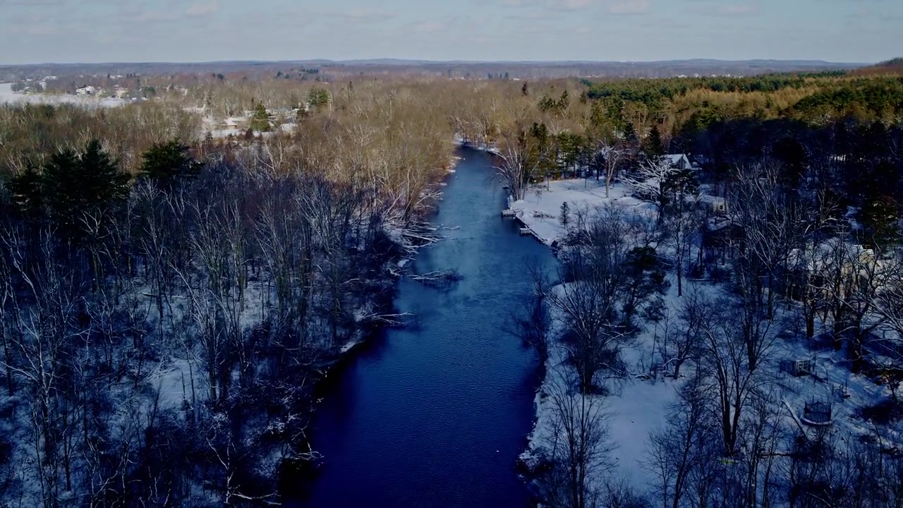 Drone lentää Huron-joen yllä lämpimässä kesäilmassa, matkalla kohti Dexteria, Michiganissa
