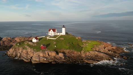 Imágenes-Aéreas-En-órbita-Del-Faro-Nubble-En-Cabo-Neddick,-Maine-Al-Atardecer