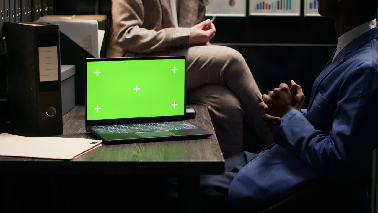 Laptop con schermo verde nelle impostazioni di ufficio