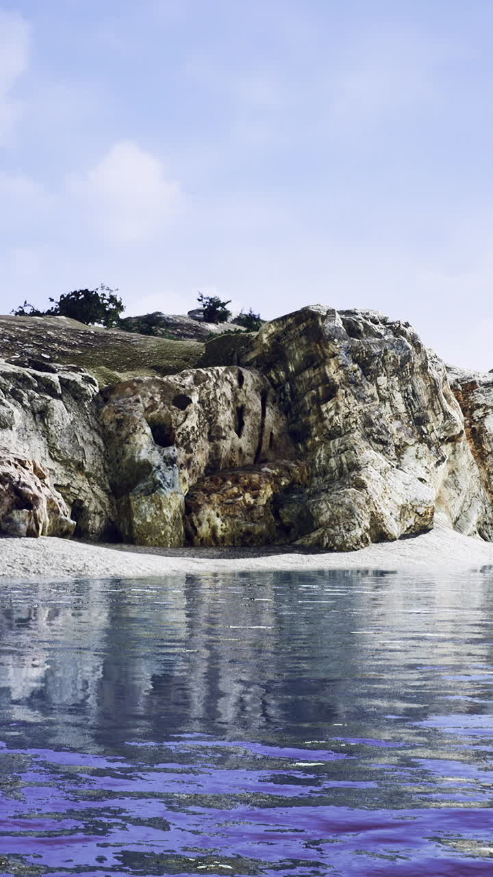 Costa rocciosa maestosa con acque luccicanti e cielo nuvoloso sullo sfondo