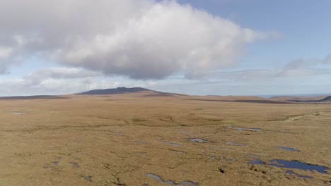 Seguimiento-Aéreo-Hacia-Arriba-Por-Encima-De-La-Vasta-Península-De-Páramos-Conocida-Como-Mhoine-En-El-Norte-De-Escocia