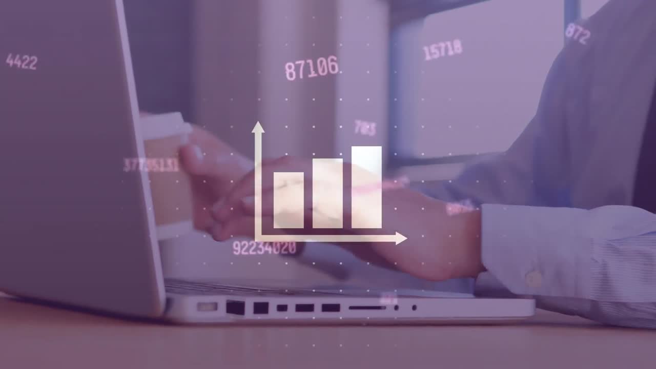 animación del icono del gráfico de barras y el cambio de números en la sección media del hombre de negocios que usa una computadora portátil
