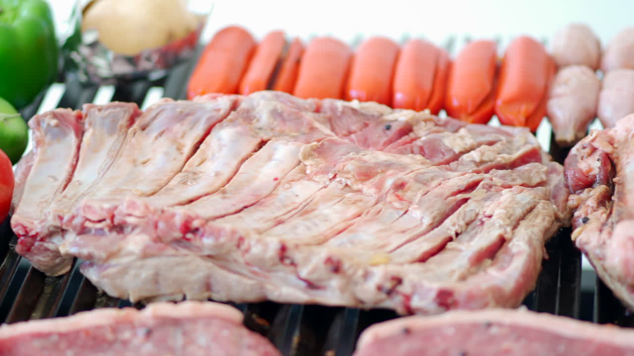 parrilla de barbacoa cruda antes del fuego