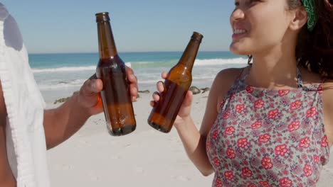 una joven pareja junto al mar